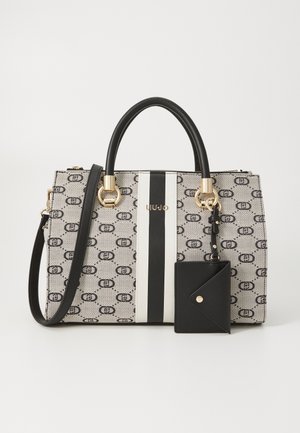 Torba płócienna z szarym wzorem, czarno-białymi paskami, złotymi akcesoriami, podwójnymi uchwytami i odpinanym czarnym etui na karty.