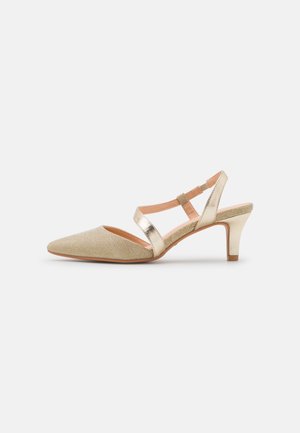 Los tacones dorados tipo slingback presentan una punta afilada, un tejido texturizado y un tacón bajo tipo kitten con correas entrelazadas para un ajuste seguro.