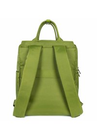 Zaino in nylon verde con spallacci regolabili, una maniglia superiore e una superficie liscia, dotato di diversi scomparti sul retro.