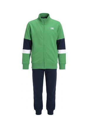 Veste verte zippée avec des bandes bleu marine et blanches sur les manches, assortie à un pantalon de jogging bleu marine, sur fond blanc.
