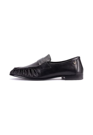 Mocasín negro de cuero para hombre con detalle fruncido en la puntera y un pequeño logo dorado en el talón, mostrado de lado sobre fondo blanco.