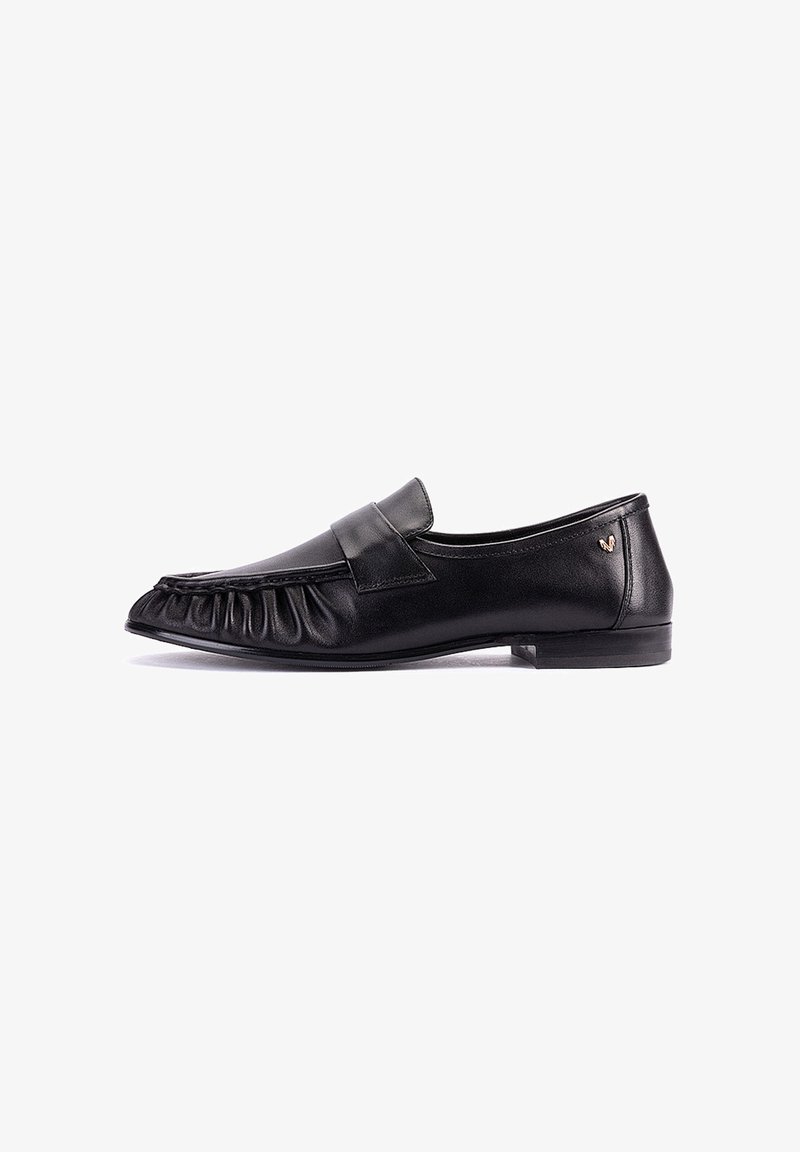 Mocassin homme en cuir noir avec un détail froncé sur la pointe et un petit logo doré sur le talon, vu de côté sur fond blanc.