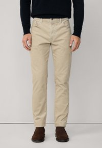 Chinos en coton beige avec une coupe droite. Caractéristiques : poches avant, fermeture à bouton et passants de ceinture. Finition en tissu texturé.