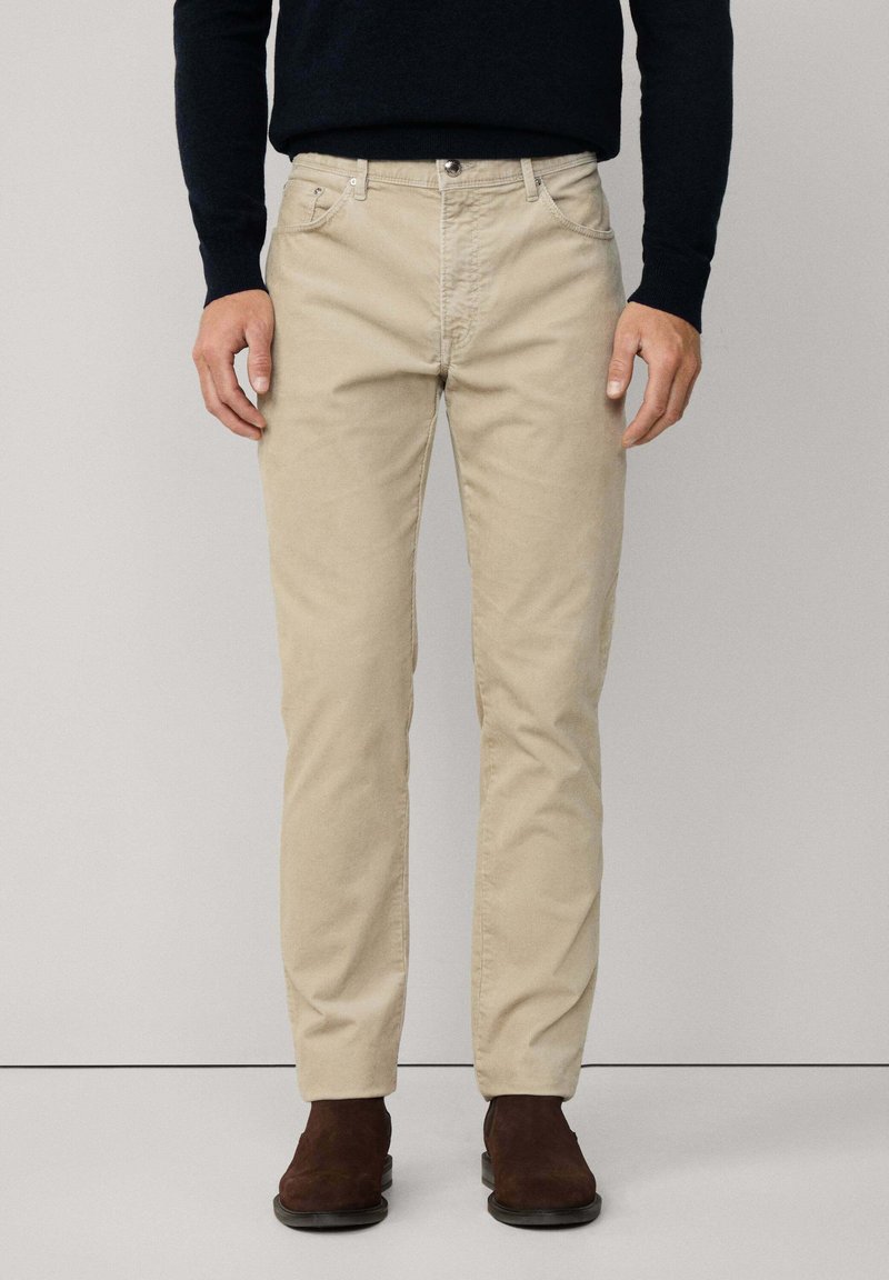 Chinos en coton beige avec une coupe droite. Caractéristiques : poches avant, fermeture à bouton et passants de ceinture. Finition en tissu texturé.