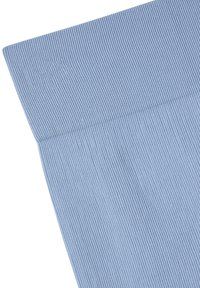 Tessuto a costine blu chiaro con una consistenza morbida, caratterizzato da linee verticali e un bordo liscio. Adatto per applicazioni di abbigliamento o rivestimento.