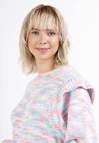 Daugiatonių kojinių megztinis, pasižymintis mėtiniais rožiniais ir mėlynais atspalviais, su gumuotu apykaklės kraštu ir tekstūruotomis rankovėmis, kurių kraštas turi šiek tiek volano detalę.