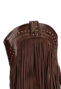 Bolso de cuero marrón con un diseño de flecos y una parte superior adornada con tachuelas. La textura es suave y presenta detalles metálicos brillantes a lo largo del borde.