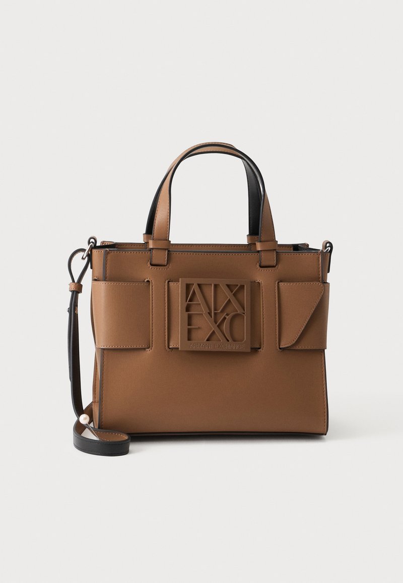 Bolso de mano de cuero marrón con dos asas, una correa negra para el hombro desmontable, bolsillos frontales y una placa del logo en relieve con la inscripción A|X EXC.