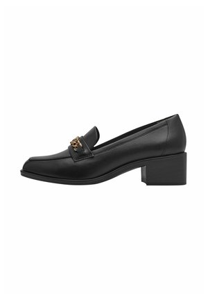 Sorte læderloafers med blokhæl, der har en dekorativ hardware-detalje i guldfarve på overdelen. Glat tekstur og klassisk form.