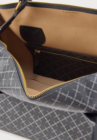 Μεγάλη γκρι δερμάτινη τσάντα χειρός με γεωμετρικό σχέδιο. Διαθέτει λείο εσωτερικό με τσεπάκι με φερμουάρ και χρυσές μεταλλικές λεπτομέρειες.