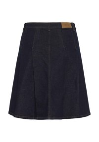 Tmavomodrá rifľová sukňa s plisovaným dizajnom, svetlooranžovým prešitím a hnedou koženou etikietou na páse s názvom značky.