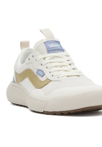 Weißer Vans Ultrange Sneaker mit beigen und hellblauen Akzenten, strukturierter Gummisohle und Schnürdesign. Verfügt über eine verstärkte Fersenschlaufe.