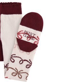 Set di calze bordeaux e crema con motivi floreali e il testo "JUST CUDDLE" in rosso, con lavorazione a maglia testurizzata e bordi a coste.