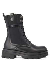 Stivaletto in pelle nera con suola spessa, chiusura con lacci, pannelli laterali in elastico e dettagli metallici. Presenta una finitura liscia e un design robusto.