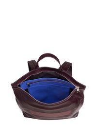 Zaino in pelle bordeaux scuro con manici doppi, tasca interna con zip blu e scomparto diviso; texture liscia e design resistente.