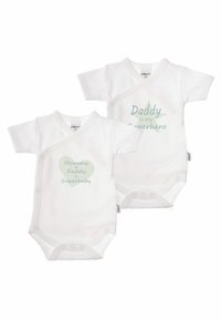 Zwei weiße Babybodys aus Baumwolle mit Druckknopfverschlüssen; einer hat ein grünes Herzmuster, der andere einen Stern mit Text in sanften Farben.