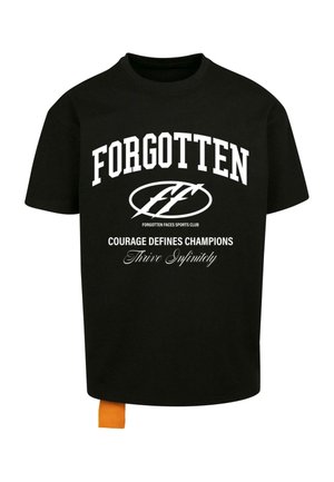 Melns kokvilnas T-krekls ar izteiksmīgu baltu tekstu: "AIZMIRSTS" un "DROSME DEFINĒ ČEMPIONUS" ar oranžu etiķeti apakšmalā.