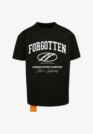 Tricou negru din bumbac cu text alb îndrăzneț: "UITAT" și "CURAJUL DEFINESC CAMPIONII" cu un eticheta portocalie la tiv.