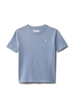 Vaaleansininen, lyhythihainen, pyöreäkauluksinen t-paita, jossa pieni Calvin Klein -logoplässi vasemmassa rinnassa.