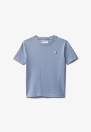 T-shirt bleu clair à manches courtes et col rond avec un petit patch logo Calvin Klein sur la poitrine gauche.
