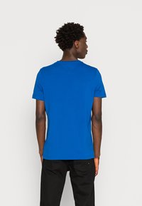 Tommy Hilfiger TOMMY LOGO TEE - T-shirt estampada - greek isle blue