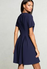 Lipsy REGULAR FIT - SHORT SLEEVE PLEATED - Vapaa-ajan mekko - navy