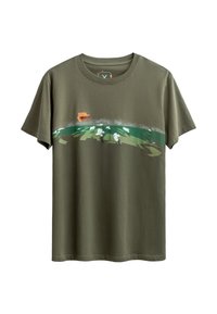 Olijfgroene katoenen t-shirt met een grafisch ontwerp van abstracte velden en wolken in verschillende tinten groen en wit. Korte mouwen.