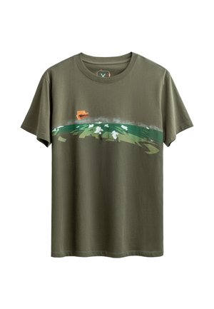 T-shirt en coton vert olive avec un design graphique de champs abstraits et de nuages dans diverses nuances de vert et de blanc. Manches courtes.