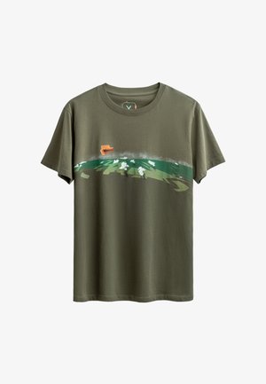 Olijfgroene katoenen t-shirt met een grafisch ontwerp van abstracte velden en wolken in verschillende tinten groen en wit. Korte mouwen.