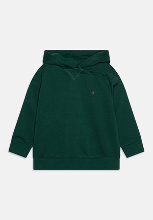 Sweat à capuche vert foncé avec manches longues, poignets et ourlet côtelés, et un petit logo sur la poitrine gauche.