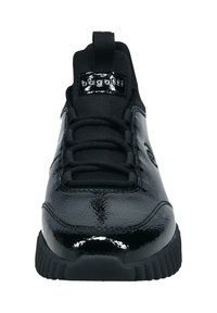 Schwarze Sportschuhe mit einem Lackleder-Finish, glatter Textur, runder Zehenpartie, flacher Gummisohle und auffälligen schwarzen Schnürsenkeln.