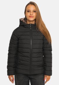 Veste matelassée noire avec coutures horizontales, fermeture éclair et capuche. Intérieur doublé d'un imprimé léopard. Poches latérales incluses.