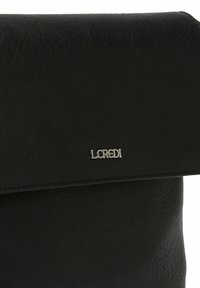 Schwarze Lederhandtasche mit strukturierter Oberfläche, ausgestattet mit einem umklappbaren Deckel und einem silbernen "L.Credi"-Logo am Boden.