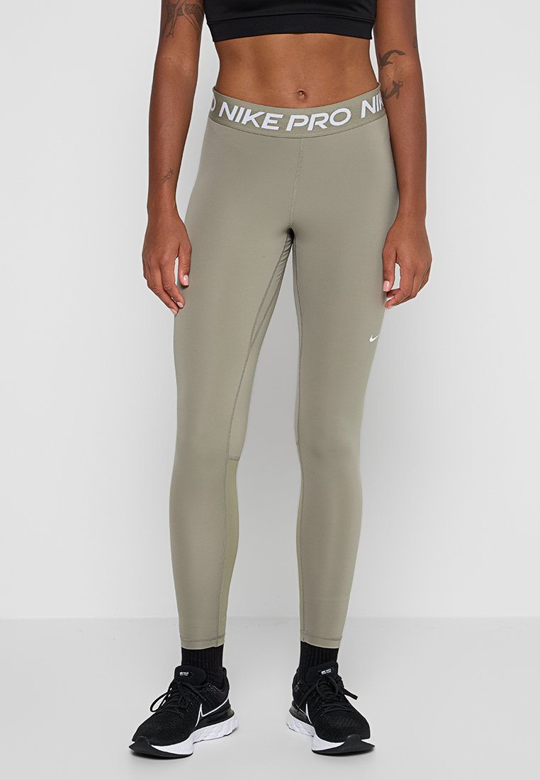 Leggings Nike Pro en verde oliva, con una cinturilla elástica ancha que presenta el texto "Nike Pro", textura suave y diseño ajustado.