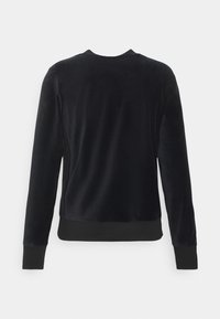 Sweat-shirt en velours noir à manches longues, col rond et taille côtelée. La texture est lisse avec une finition brillante.