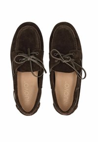 Hnědé semišové mokasíny s kulatou špičkou, šněrovacím detailem a měkkým vnitřkem. Obsahují prošité okraje a kontrastní šedé tkaničky.