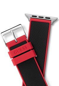 Bracelet de montre en silicone rouge et noir avec une surface texturée. Il dispose d'une boucle en métal argenté et d'un logo "GUESS" en relief sur la bande rouge.