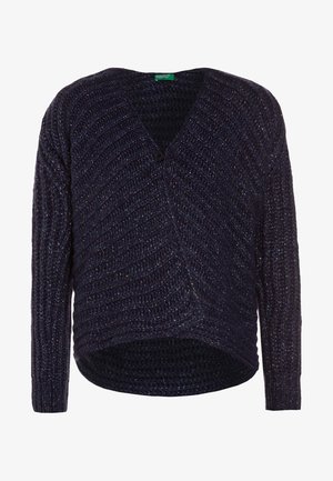 Mørk marineblå strikket cardigan med V-hals, enkelt knaplukning og lange ærmer, med et struktureret diagonalt ribmønster.