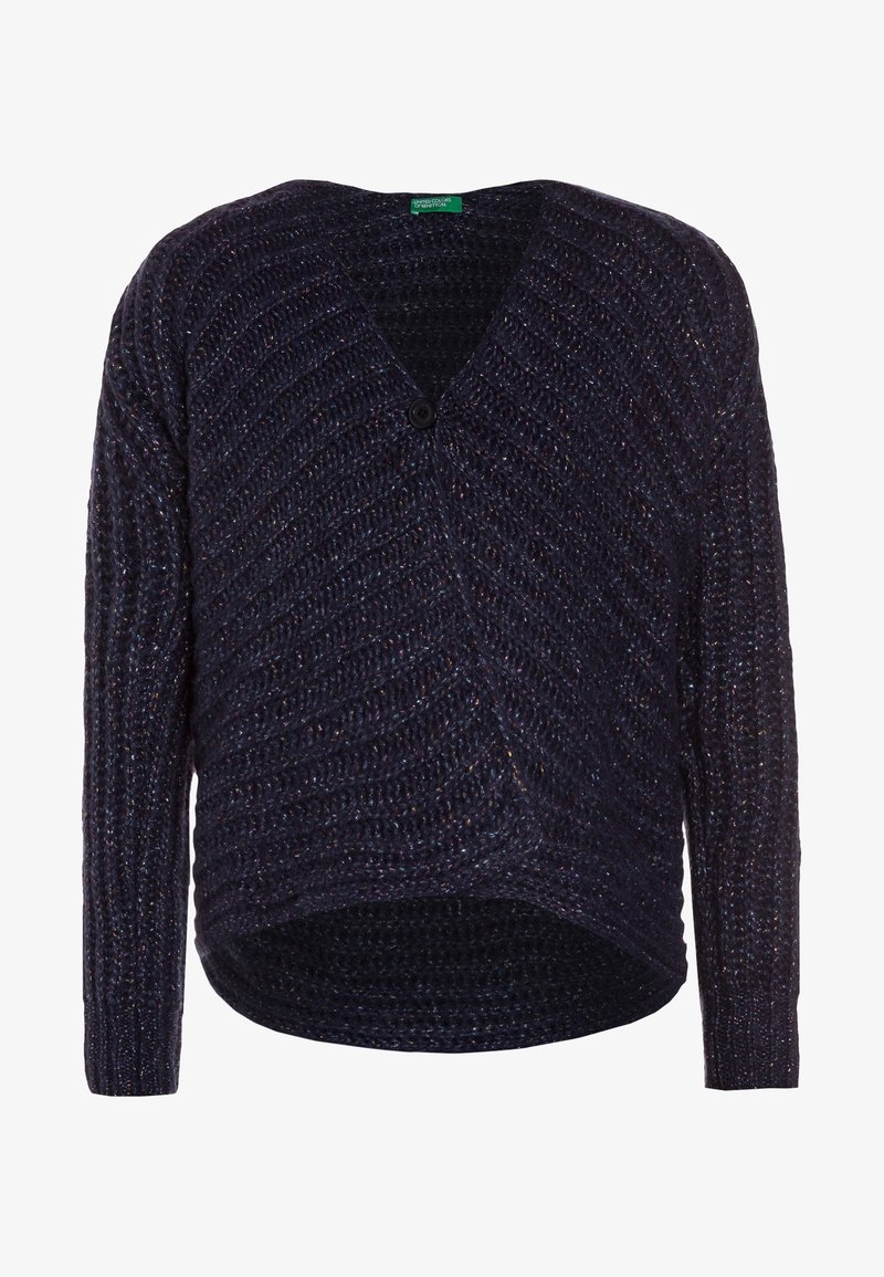 Granatowy, ciemny kardigan dziany z dekoltem w serek, zamykany na jeden guzik, z długimi rękawami, ozdobiony fakturalnym, skośnym prążkowanym wzorem.