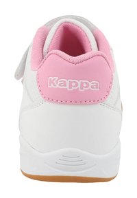 Valged sneakers roosa aktsendiga, tekstureeritud kangas ja kummist tald. Omab Velcro rihma ja "Kappa" logo kandadel.