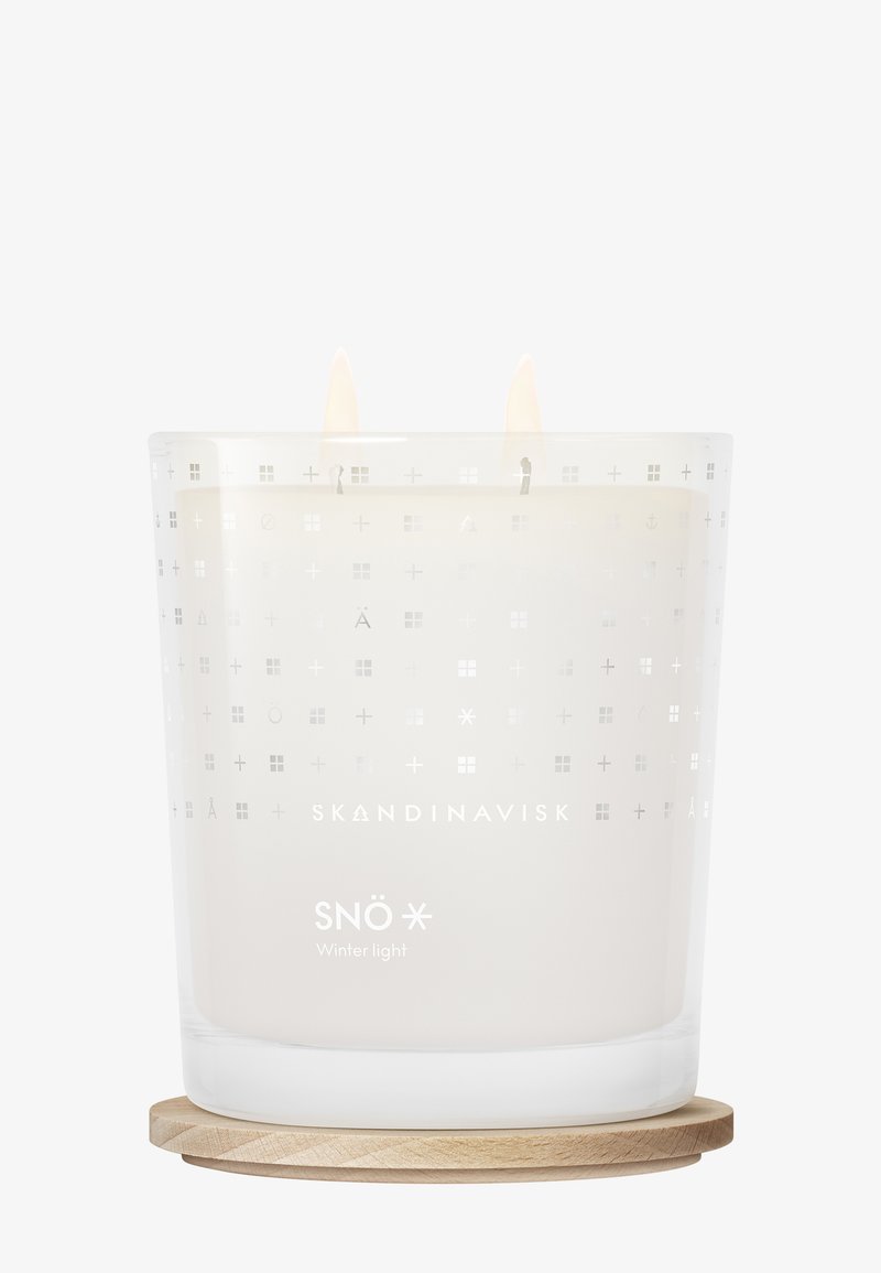 Bougie blanche dans un récipient transparent avec un motif givré. Comprend une base en bois. Caractéristiques de deux mèches et une étiquette "SNÖ Winter light".