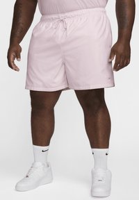 Nike Sportswear CLUB FLOW - Shorts - pink foam white
