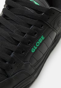 Globe TILT - Skate shoes - black/green