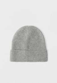 Γκρι πλεκτός σκούφος με ραβδωτή υφή και διπλωμένο τελείωμα, που παρουσιάζει μια απαλή, ζεστή εμφάνιση και ομοιόμορφο χρώμα σε όλη την επιφάνεια.