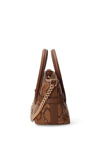 Bruine handtas met een slangenprintpatroon, voorzien van gladde leren riemen en een gouden kettingaccent. Compacte rechthoekige vorm, gestructureerd ontwerp.