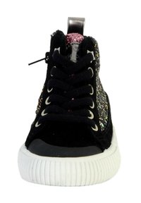 Zwarte suede high-top sneaker met glinsterende accenten, witte rubberen zool en zwarte veters. Voorzien van een treksoff op de tong voor eenvoudig aan- en uittrekken.