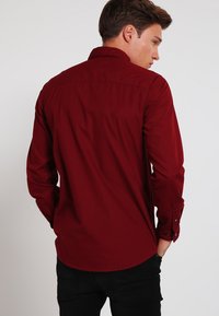Jack & Jones JORGAVIN SLIM FIT - Camisa - syrah