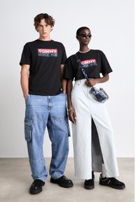 Tommy Jeans ENTRY TEE UNISEX - Camiseta estampada - black