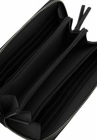 Portafoglio in pelle nera con più scomparti, chiusura a zip e fodera in tessuto. Presenta slot per carte e una superficie testurizzata.