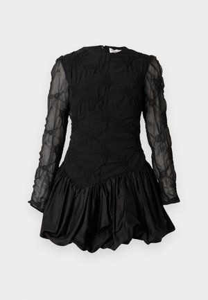 Robe noire avec des manches longues transparentes brodées, un corsage texturé et une jupe froncée et évasée. Fermeture zippée au dos.
